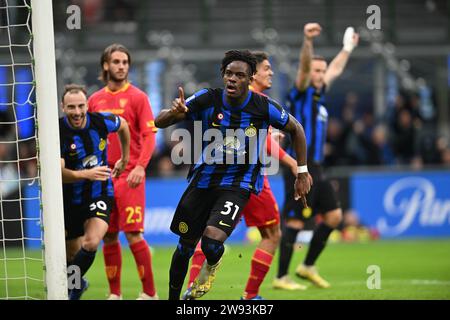 Milan, Italie. 23 décembre 2023. Yann Bisseck (C) du FC Inter célèbre son but lors du match de soccer Serie A entre le FC Inter et Lecce à Milan, Italie, le 23 décembre 2023. Crédit : Valeria Abis/Xinhua/Alamy Live News Banque D'Images