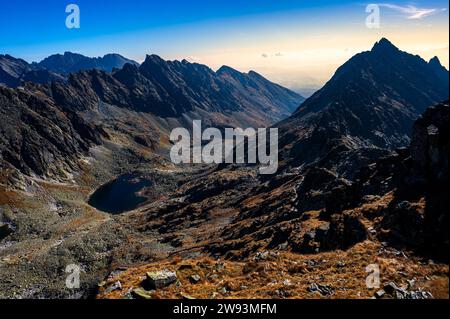 La vallée de Mlynicka. Paysage d'automne des Hautes Tatras. L'une des destinations de voyage les plus populaires en Pologne et en Slovaquie. Journée ensoleillée d'octobre dans le Banque D'Images