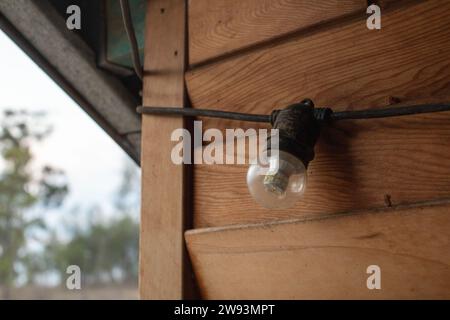 Lumières dans la maison de chalet Banque D'Images