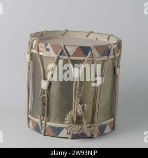 Tambour, c. 1825 - c. 1832 instrument de musique. instrument à percussion. Tambour tambour de laiton avec bord supérieur et inférieur en bois, points rouges, blancs et bleus. Avec les numéros gravés A / 133. Pays-Bas cuivre (métal). bois (matériel végétal) Banque D'Images