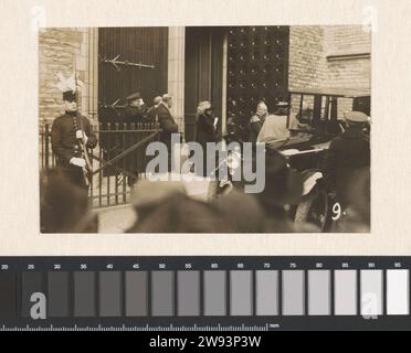 La reine Wilhelmina et le prince Hendrik en quittant le Pieterskerk à Leiden, Joh. Geijtenbeek, 1925 photographie Reine Wilhelmina et Prince Hendrik lors de la sortie du Pieterskerk à Leiden après la cérémonie à l'occasion du 350e anniversaire de l'université Leiden support photographique gélatine impression d'argent commémoration de la fondation d'une université. Personnes historiques Pieterskerk Banque D'Images