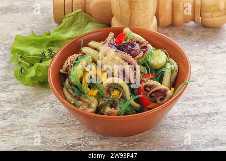 Salade avec poulpe bébé, poivron et chukka Banque D'Images