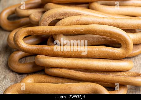 Bonbons traditionnels slaves pour le thé ou le café, bagels durs de blé sur la table Banque D'Images