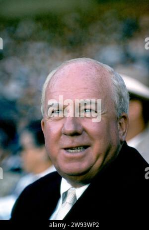 FL - MARS 1956 : le président de la Ligue nationale Warren C. Giles (1896-1979) regarde un match d'entraînement de printemps MLB vers mars 1956 en Floride. (Photo de Hy Peskin) *** Légende locale *** Warren C. Giles Banque D'Images