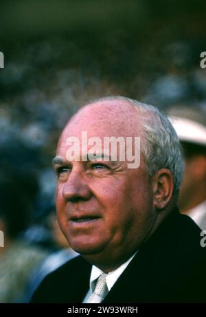 FL - MARS 1956 : le président de la Ligue nationale Warren C. Giles (1896-1979) regarde un match d'entraînement de printemps MLB vers mars 1956 en Floride. (Photo de Hy Peskin) *** Légende locale *** Warren C. Giles Banque D'Images