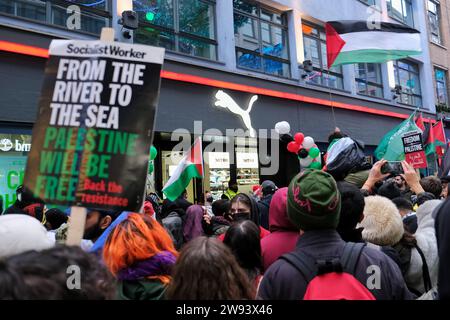 Londres, Royaume-Uni. 23 décembre 2023. Le groupe activiste féministe Sisters Uncut a organisé une manifestation dans les quartiers commerçants centraux d'Oxford Street et de Regent Street, soutenant un cessez-le-feu total à Gaza et le boycott des entreprises liées ou appartenant à des Israéliens. Crédit : Photographie de onzième heure / Alamy Live News Banque D'Images