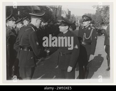 Ouverture de la maison de district par A. Mussert, 1941 photographie Mussert salue le SSER néerlandais W.J. Heubel lors de l'ouverture d'une maison de district à Haarlem. Il était FL. Rost van Tonningen, la veuve noire. À partir de 1941, Heubel est dans les SS et meurt aux pays-Bas en avril 1945 dans un combat avec les Canadiens. Juste derrière Mussert se trouve l'adjudant van den Arend. Haarlem soutien photographique célébrations militaires Haarlem Banque D'Images