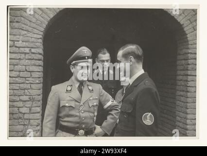 Axmann et Van Geelkerken, photographe 1942 Arthur Axmann, Reichsjugendführer, visite la Haye et parle avec C. van Geelkerken, leader de la tempête des jeunes. Geelkerken, pieds nus, avec le symbole de la tempête de jeunesse sur son uniforme, à gauche Axmann en uniforme. Derrière eux deux hommes en uniforme. La Haye support photographique gélatine argent réunion politique, réunion de propagande à la Haye Banque D'Images