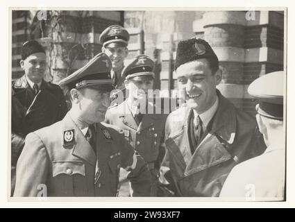 Axmann et Van Geelkerken, 1942 photographient Arthur Axmann, Reichsjugendführer, et Van Geelkerken, leader Ven de Jeugdstorm, en conversation avec trois Allemands de haut rang. À gauche, un autre membre de la Youth Storm. Van Geelkerken porte une veste en cuir et sur sa tête les «carpoètes» de la tempête de jeunesse. La Haye support photographique gélatine argent réunion politique, réunion de propagande à la Haye Banque D'Images