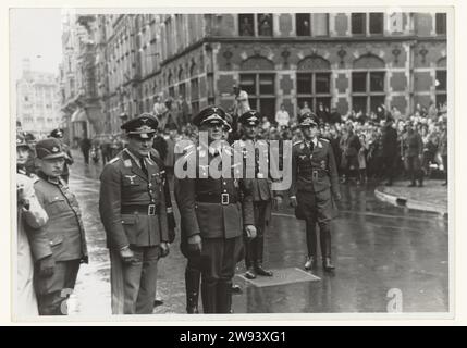 Aankomst commandant en chef de la Wehrmacht F. Christiansen, 1940 photographie General der Flieger et Oberbefehlshaber der Wehrmacht Friedrich Christiansen (troisième à partir de la gauche) arrive à la Haye sur les longues jambes en compagnie d'un certain nombre de hauts officiers allemands. En arrière-plan spectateurs et photographes. Pendant la guerre, il reste commandant de la Wehrmacht aux pays-Bas. C'est aussi lui qui ordonna le raid à Putten en 1944. La Haye support photographique gélatine argentique parade militaire, concours la Haye Banque D'Images