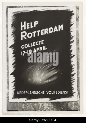 Affiche Nederlandsche Volksdienst, 1943 photographie Posex du Nederlandsche Volksdienst pour le bénéfice d'une collection pour les affecteurs de l'attaque terroriste anglaise sur Rotterdam. Le texte se lit comme suit: "Aidez Rotterdam collection 17 - 19 avril. Nederlandsche Volksdienst '. Il s'agit d'un bombardement américain (usaaf) le 31 mars avec des B-17, but était le port, mais accidentellement un quartier résidentiel a été touché à Rotterdam-Ouest. La photo montre l'affiche collée sur un mur. Pays-Bas support photographique gélatine argentique affiche pays-Bas Banque D'Images