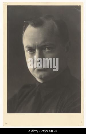 Portrait d'Anton Mussert, 1933 - 1944 photographie Portrait d'Anton Mussert, regardant directement dans l'objectif. Il porte une cravate noire et une chemise de l'uniforme du NSB. Dans les quatre coins sont des trous punaise. Pays-Bas soutien photographique personnes historiques pays-Bas Banque D'Images