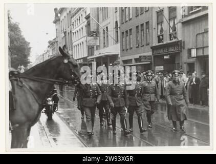 Aankomst commandant en chef de la Wehrmacht F. Christiansen, 1940 photographie General der Flieger et Oberbefehlshaber der Wehrmacht Friedrich Christiansen (troisième à partir de la gauche) arrive à la Haye sur les longues jambes en compagnie d'un certain nombre de hauts officiers allemands. A gauche la tête d'un cheval. Pendant la guerre, il reste commandant de la Wehrmacht aux pays-Bas. C'est aussi lui qui ordonna le raid à Putten en 1944. La Haye support photographique gélatine argentique parade militaire, concours la Haye Banque D'Images