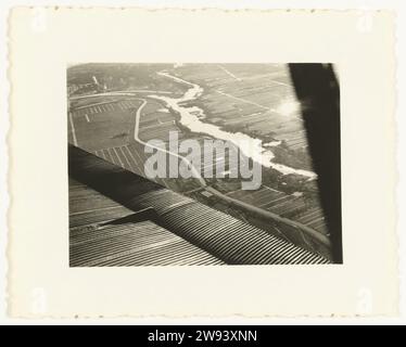 Les pays-Bas vus d'un avion allemand, 1940 Photographie Un morceau des pays-Bas vu d'un avion de chasse allemand, un Junker 52, probablement pris lors de l'invasion des pays-Bas le 10 mai 1940. Un morceau de la Maas peut être vu ci-dessous, une route et des parcelles rectangulaires. Partie inférieure gauche de l'aile de l'avion. Sur le dos : que Maas aus 2000 M. Höhe. Sud des pays-Bas support photographique gélatine argent bataille d'impression, combattant en général. rivière Sud des pays-Bas Banque D'Images