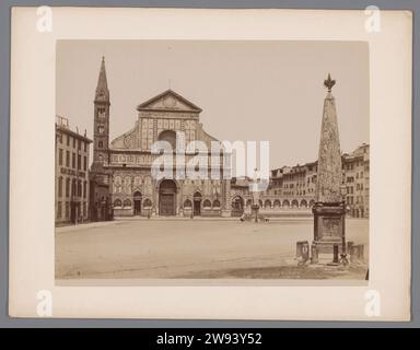 Extérieur de la Santa Maria Novella à Florence, Italie, Anonyme, 1851 - 1900 photographie Florence carton. papier albumen imprimer carré, lieu, cirque, etc. église (extérieur). obélisque, aiguille Santa Maria Novella. Florence Banque D'Images