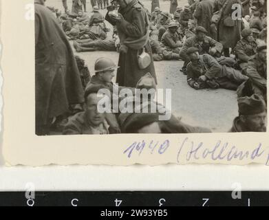 Prisonniers de guerre français, 1940 photographes prisonniers de guerre français, la plupart sont sur le terrain. Quelques soldats allemands peuvent être vus en arrière-plan. Les magasins ont des inscriptions en français. France support photographique gélatine impression argent occupation  guerre. Prisonnier de guerre (après la bataille) France Banque D'Images