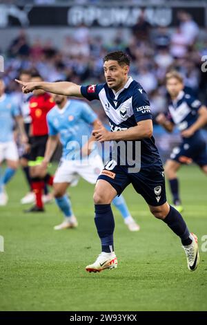 Melbourne, Australie, 23 décembre 2023. Bruno Fornaroli de Melbourne victoire en action lors de la 9e manche de l'Isuzu Ute A-League match de football masculin entre le Melbourne City FC et le Melbourne Victory FC au AAMI Park le 23 décembre 2023 à Melbourne, Australie. Crédit : Santanu Banik/Speed Media/Alamy Live News Banque D'Images