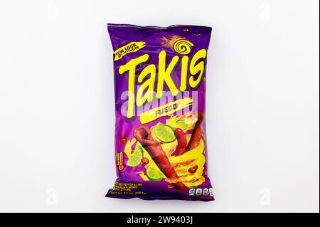 Piment fort Takis Fuego et croustilles tortilla roulées au citron vert Banque D'Images