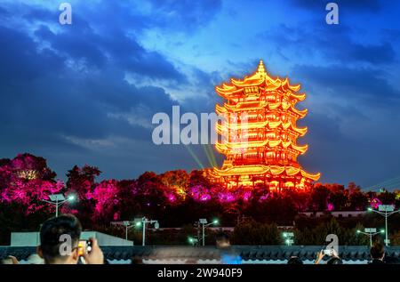 Tour de grue jaune au crépuscule, la tour chinoise traditionnelle à plusieurs étages située sur Sheshan (colline du serpent) à Wuhan, Hubei, Chine Banque D'Images