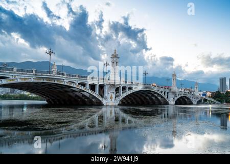 Pont Erhai dans le centre de Dali, province du Yunnan, Chine Banque D'Images