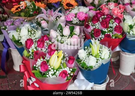 Beaucoup de lots bouquets compositions de fleurs de diverses couleurs jaune rouge rose et nuances blanches de fleurs d'œillet rose chrysanthème Banque D'Images