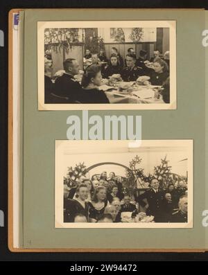 Noël à la Reichsbahn, 1943 Photography Album Magazine avec deux photos de la célébration de la fête de Noël à la Deutsche Reichsbahn le 17 décembre 1943. La photo du haut avec des invités à des tables, sur la photo du bas, les personnes présentes ont l'air de rire (à une représentation de théâtre). Probablement dans le Stadsschouwburg à Utrecht. Fait partie de l'album photo Deutsche Reichsbahn, 1943-1944. Support photographique Utrecht. Carton gélatine argentée impression Noël (célébration non liturgique) Utrecht. Stadsschouwburg Banque D'Images