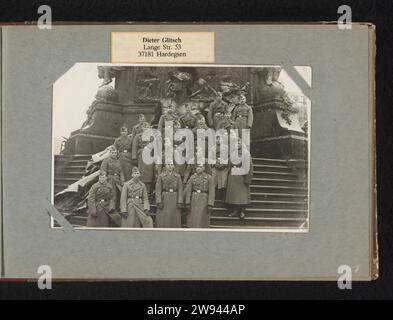 Photo de groupe, 1940 - 1945 photo Magazine Album avec une photo d'une unité de la Luftwaffe posant dans les escaliers pour un monument. Au-dessus de la photo une étiquette collée avec le nom et l'adresse de Dieter Glitsch. Partie d'un album photo sur le service de Dieter Glitsch de Hardegsen pendant la Seconde Guerre mondiale et les années suivantes. Soutien photographique Allemagne. Papier gélatine argent imprimer la société, l'unité, la troupe  service militaire Allemagne Banque D'Images