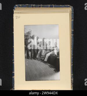 Marins à bord de leur navire avec un chien, 1940 - 1943 photographie marins allemands à bord de leur navire posant avec un chien. Partie de l'album photo sur la Kriegsmarine 1940-1943. France (éventuellement) support photographique gélatine argentique marin. La compagnie, l'unité, la troupe  service militaire France Banque D'Images