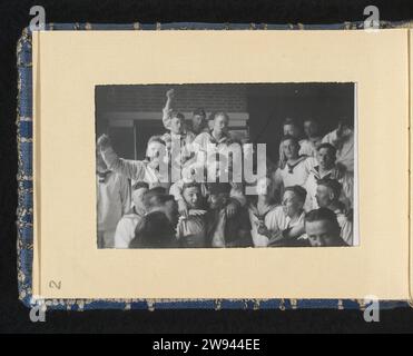 Sailors Celebrate, 1940 - 1943 photographie chantant et faisant la fête des marins allemands en uniforme blanc. Un mur de briques en arrière-plan. Partie de l'album photo sur la Kriegsmarine 1940-1943. Pays-Bas (peut-être) support photographique gélatine argentique impression la société, l'unité, la troupe  service militaire. loisirs  le soldat hors service. Sailor pays-Bas Banque D'Images