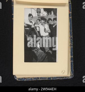 Marins à bord de leur navire au volant, 1940 - 1943 photographiez des marins allemands à bord de leur navire posant au volant. Partie de l'album photo sur la Kriegsmarine 1940-1943. France (éventuellement) support photographique gélatine argentique marin. La compagnie, l'unité, la troupe  service militaire France Banque D'Images
