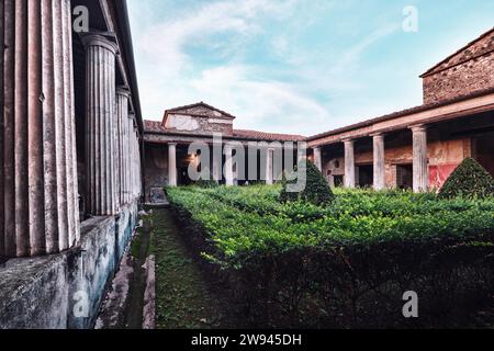 Naples, Italie - novembre 8 2023 : jardin dans une villa romaine typique de l'ancienne Pompéi Banque D'Images