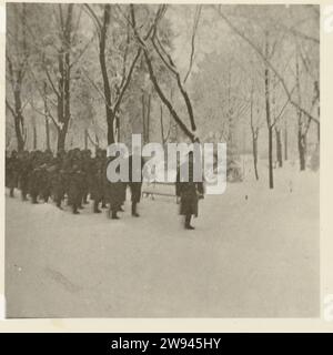 Soldats de la Wehrmacht dans la forêt enneigée, 1940 - 1945 photographie Un groupe de soldats de la Wehrmacht marche dans une forêt enneigée. Photo appartenant à l'album 'KriegSerinnerungenn'. Allemagne support photographique gélatine impression argent Allemagne Banque D'Images