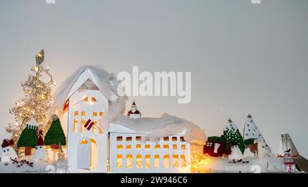 Décoration de Noël, maisons en boîtes en carton, éclairées avec des cordes de lumières, anticipation des vacances Banque D'Images