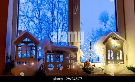 Décoration de Noël, maisons en boîtes en carton, éclairées avec des cordes de lumières, anticipation des vacances Banque D'Images