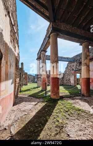 Naples, Italie - novembre 8 2023 : jardin dans une villa romaine typique de l'ancienne Pompéi Banque D'Images