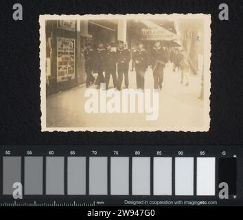 Six marins marchant dans une rue commerçante, 1940 - 1943 photographie six marins allemands marchant dans une rue commerçante française, en arrière-plan le Luifel du restaurant Muller. Probablement à Paris. Fait partie du groupe de photos en vrac appartenant à l'album photo sur la Kriegsmarine 1940-1943. France support photographique gélatine impression argentique la société, l'unité, la troupe  service militaire. marin. Laissez  le soldat hors service Paris Banque D'Images