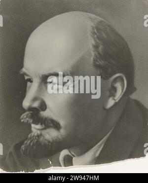 Portrait de Lénine du bureau de Paul de Groot, président du PCN, c. 1920 photographie Portrait de Wladimir Ilijkitch Uljanov (Lénine) à Driekwart. La photo est retouchée, probablement déjà sur le négatif. Lénine a les cheveux gris ici et là. En bas, il manque un bord du papier photo. Au dos, il y a différents timbres: "Imprimé en Union des Républiques socialistes soviétiques" et un timbre rouge avec la date du 18 janvier 1952. Au crayon : 'vérité' (le Dagblad du CPN) et 'miroir'. Il y a de la vieille colle sur le dos. En haut de la photo se trouve un trou d'une punaise. Photographie de l'Union soviétique Banque D'Images