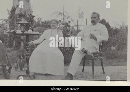 La famille Gonggrijp sur Plantage Clevia, 1911 photographie Portrait de groupe du couple Justus Gonggrijp et Anna Rühmann avec leur fille Maria Gonggrijp, sur la plantation Clevia. Fait partie d'un groupe de photos de la famille Boom-Gonggrijp au Suriname. Suriname support photographique plantation Suriname. Plantation de Clevia Banque D'Images