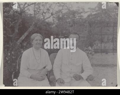 Couple Justus Gonggrijp et Anna Rühmann-Gonggrijp sur Plantage Clevia, 1911 photographie le couple Justus Gonggrijp et Anna Rühmann-Gonggrijp sur Plantage Clevia au Suriname. Fait partie d'un groupe de photos de la famille Boom-Gonggrijp au Suriname. Suriname support photographique plantation Suriname Banque D'Images