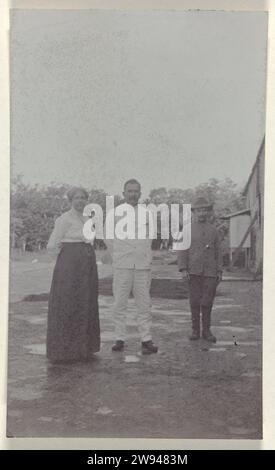 Couple Justus Gonggrijp et Anna Rühmann-Gonggrijp, c. 1912 photographie le couple Justus Gonggrijp et Anna Rühmann-Gonggrijp dans une plantation au Suriname. Fait partie d'un groupe de photos de la famille Boom-Gonggrijp au Suriname. Suriname soutien photographique Suriname Banque D'Images