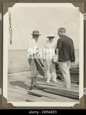 Waterkant à Paramaribo, 1925 - 1927 photographie trois Néerlandais sur une jetée au Suriname. Photo avec coins attachée à une page d'un magazine d'album dans l'album photo sur la famille Jetten et la vie et le travail dans le Mensstad Moengo au Suriname vers 1927. Suriname support photographique quai Suriname. Front de mer Banque D'Images