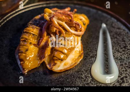 Calmar grillé avec sauce servi sur assiette Banque D'Images