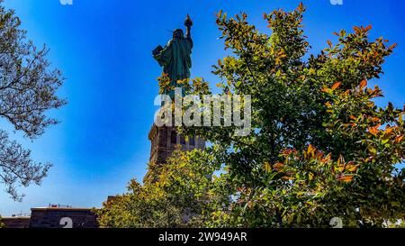 La Statue de la liberté vue du Liberty Island Park de New York, où se trouve ce monument, un endroit très connu dans le monde. Banque D'Images