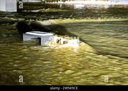 231224Überflutung News ID : FR 2023-12-24 Extremes Tauwetter : Freibad übergelaufen Lungwitzbach über die Ufer getrett Region. Starkes Tauwetter und Starker Regen haben im Erzgebirge und im Landkreis Zwickau für zum Teil schwere Überflutungen gesorgt. Im erzgebirgischen Neukirchen fluteten das Schmelzwasser und der Regen ein Freibad. Die Becken konnten das viele Wasser nicht aufnehmen, sodass diese überliefen. Die Wassermassen schossen anschließend durch ein Tor auf die angrenzende Max-Weigelt-Straße und sorgte hier für vollgelaufene Keller. Die Feuerwehr war hier machtlos. Auch dans anderen Ort Banque D'Images