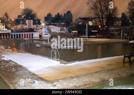 231224Überflutung News ID : FR 2023-12-24 Extremes Tauwetter : Freibad übergelaufen Lungwitzbach über die Ufer getrett Region. Starkes Tauwetter und Starker Regen haben im Erzgebirge und im Landkreis Zwickau für zum Teil schwere Überflutungen gesorgt. Im erzgebirgischen Neukirchen fluteten das Schmelzwasser und der Regen ein Freibad. Die Becken konnten das viele Wasser nicht aufnehmen, sodass diese überliefen. Die Wassermassen schossen anschließend durch ein Tor auf die angrenzende Max-Weigelt-Straße und sorgte hier für vollgelaufene Keller. Die Feuerwehr war hier machtlos. Auch dans anderen Ort Banque D'Images