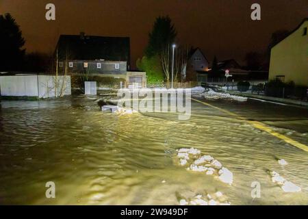 231224Überflutung News ID : FR 2023-12-24 Extremes Tauwetter : Freibad übergelaufen Lungwitzbach über die Ufer getrett Region. Starkes Tauwetter und Starker Regen haben im Erzgebirge und im Landkreis Zwickau für zum Teil schwere Überflutungen gesorgt. Im erzgebirgischen Neukirchen fluteten das Schmelzwasser und der Regen ein Freibad. Die Becken konnten das viele Wasser nicht aufnehmen, sodass diese überliefen. Die Wassermassen schossen anschließend durch ein Tor auf die angrenzende Max-Weigelt-Straße und sorgte hier für vollgelaufene Keller. Die Feuerwehr war hier machtlos. Auch dans anderen Ort Banque D'Images