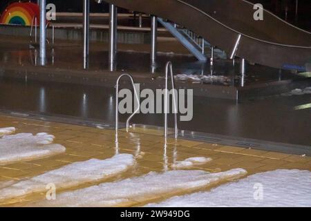 231224Überflutung News ID : FR 2023-12-24 Extremes Tauwetter : Freibad übergelaufen Lungwitzbach über die Ufer getrett Region. Starkes Tauwetter und Starker Regen haben im Erzgebirge und im Landkreis Zwickau für zum Teil schwere Überflutungen gesorgt. Im erzgebirgischen Neukirchen fluteten das Schmelzwasser und der Regen ein Freibad. Die Becken konnten das viele Wasser nicht aufnehmen, sodass diese überliefen. Die Wassermassen schossen anschließend durch ein Tor auf die angrenzende Max-Weigelt-Straße und sorgte hier für vollgelaufene Keller. Die Feuerwehr war hier machtlos. Auch dans anderen Ort Banque D'Images