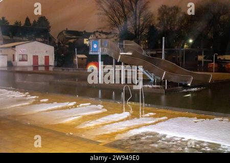 231224Überflutung News ID : FR 2023-12-24 Extremes Tauwetter : Freibad übergelaufen Lungwitzbach über die Ufer getrett Region. Starkes Tauwetter und Starker Regen haben im Erzgebirge und im Landkreis Zwickau für zum Teil schwere Überflutungen gesorgt. Im erzgebirgischen Neukirchen fluteten das Schmelzwasser und der Regen ein Freibad. Die Becken konnten das viele Wasser nicht aufnehmen, sodass diese überliefen. Die Wassermassen schossen anschließend durch ein Tor auf die angrenzende Max-Weigelt-Straße und sorgte hier für vollgelaufene Keller. Die Feuerwehr war hier machtlos. Auch dans anderen Ort Banque D'Images