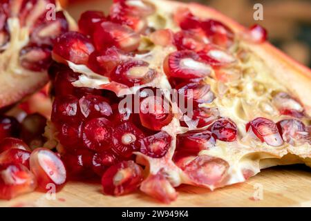 Grenade mûre avec des grains rouges pour le dessert, cuisson en utilisant des aliments végétaux de grenade Banque D'Images