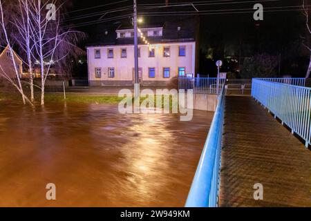 231224Überflutung News ID : FR 2023-12-24 Extremes Tauwetter : Freibad übergelaufen Lungwitzbach über die Ufer getrett Region. Starkes Tauwetter und Starker Regen haben im Erzgebirge und im Landkreis Zwickau für zum Teil schwere Überflutungen gesorgt. Im erzgebirgischen Neukirchen fluteten das Schmelzwasser und der Regen ein Freibad. Die Becken konnten das viele Wasser nicht aufnehmen, sodass diese überliefen. Die Wassermassen schossen anschließend durch ein Tor auf die angrenzende Max-Weigelt-Straße und sorgte hier für vollgelaufene Keller. Die Feuerwehr war hier machtlos. Auch dans anderen Ort Banque D'Images